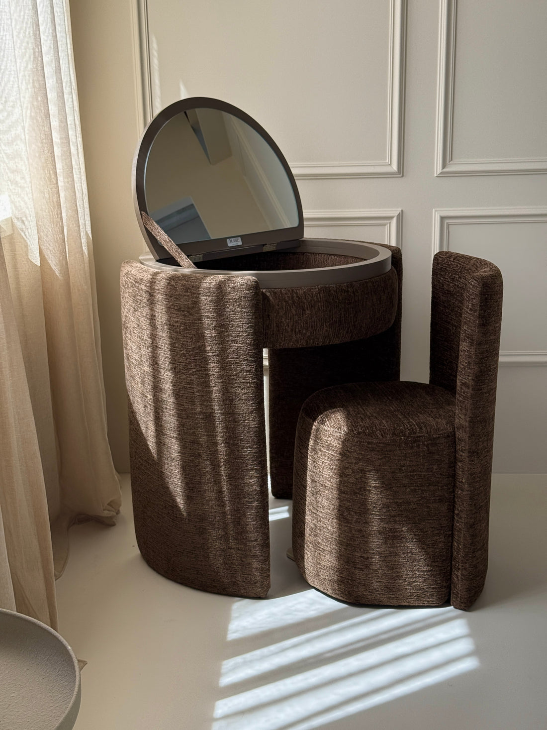 YOME Vanity Table Deep Mocha – Luxuriöser runder Makeup Table